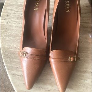 Women’s pointy toe leather pump